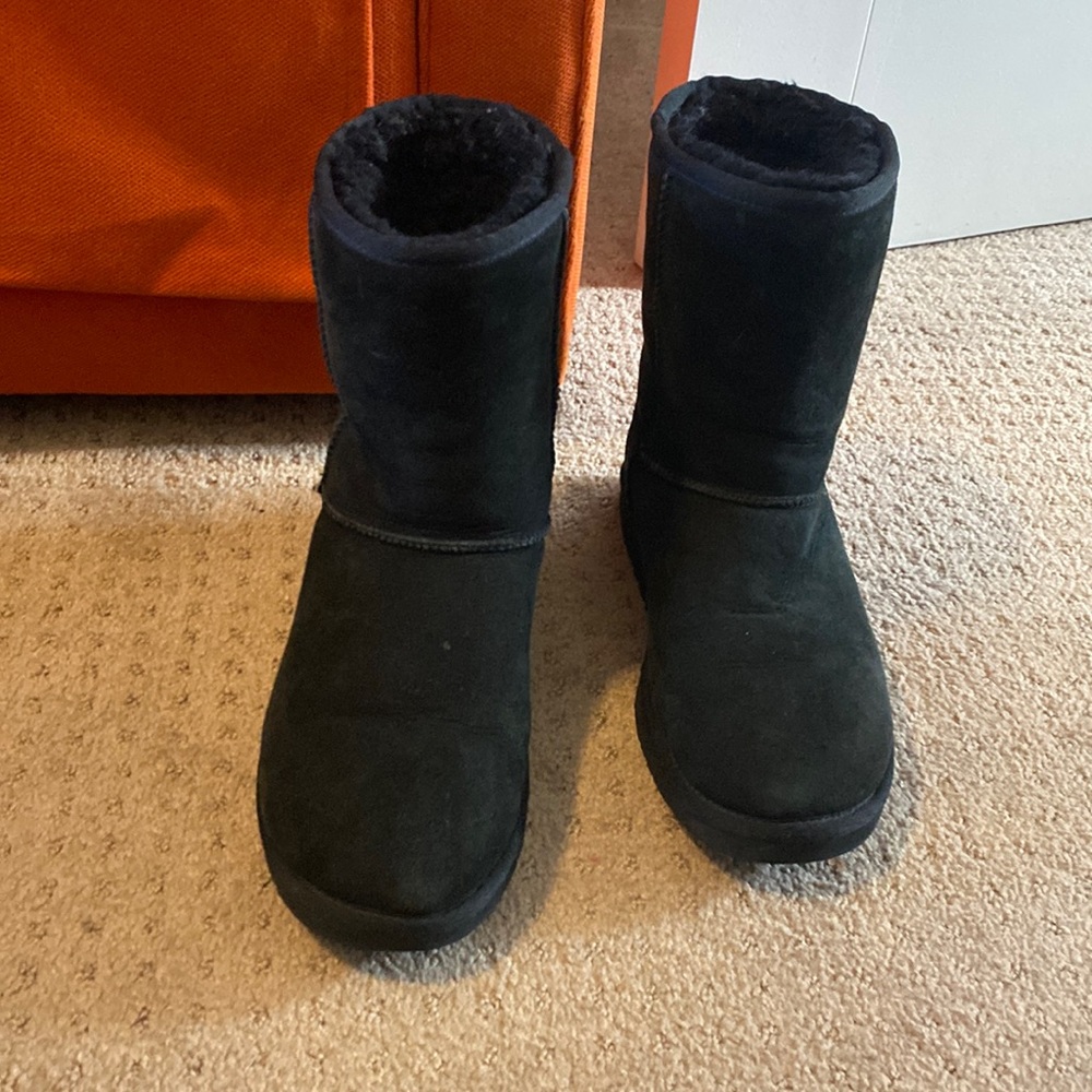 Black short uggs
